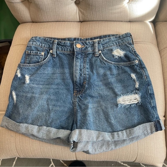 Be:  H&M & Denim Mom Shorts Women 6 High Waisted Mom Short Distressed Folded hem - Picture 1 of 10